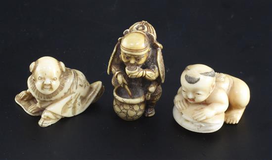 Three Japanese ivory netsuke, 19th century, 3.7cm - 4.2cm